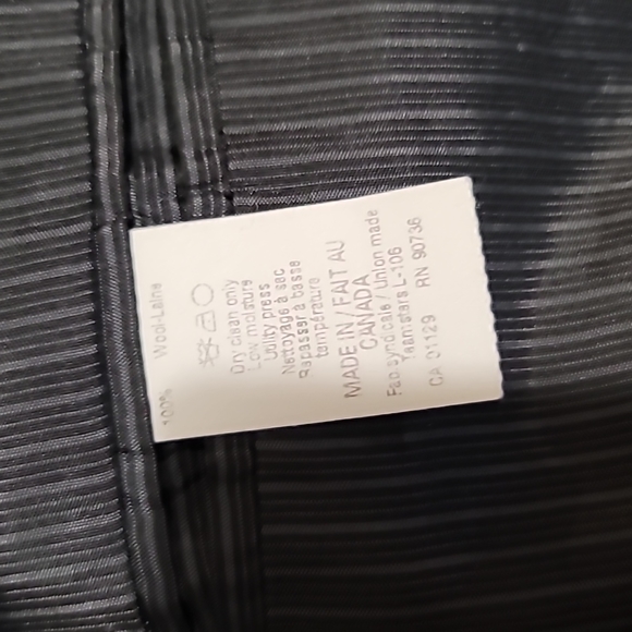 Like new men's suit jacket 42 short black by Calvin Klein slim fit Canada made - Picture 8 of 13